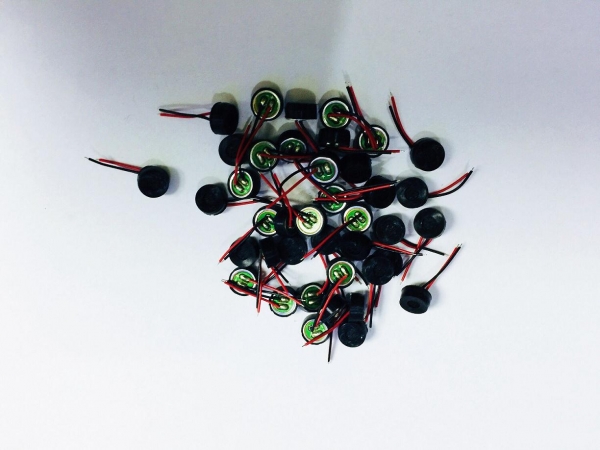 深圳市鼎事达电子有限公司专业生产各类咪头，产品包括贴片咪头、焊线咪头、插件式咪头、焊点咪头、硅咪，型号齐全